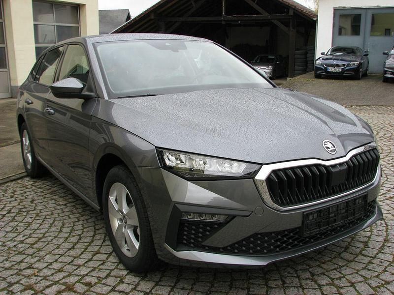 Grau Neu 2025 Skoda Scala Drive Kleinwagen | 21.590 € (Guter Preis) - Bild 1/4