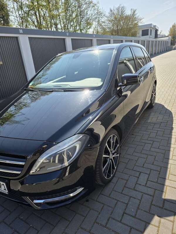 Schwarz Gebraucht 2014 Mercedes B180 Urban Van / Kleinbus | 11.900 € (Fairer Preis) - Bild 1/4