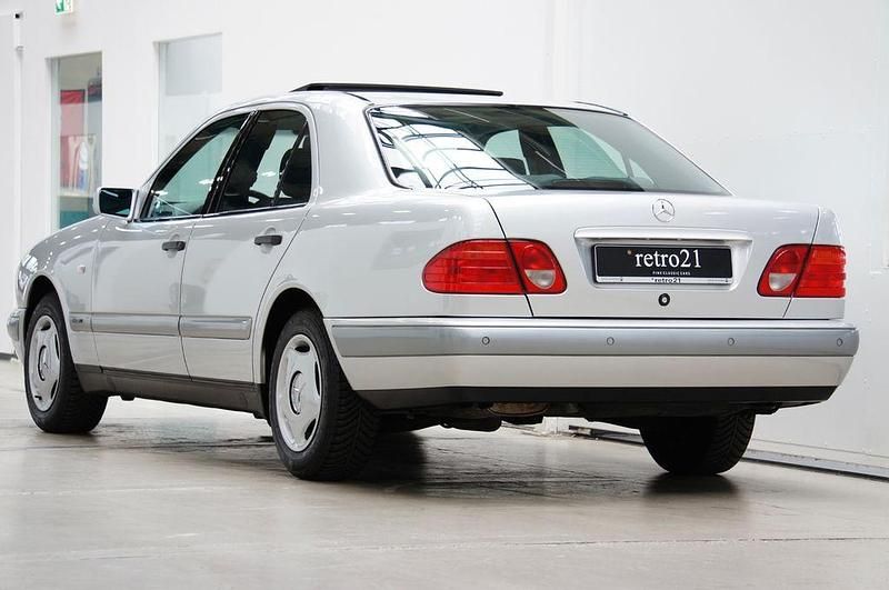 Gebraucht Mercedes E220 Classic 125 PS (91 kW) 1999 Silber Limousine
