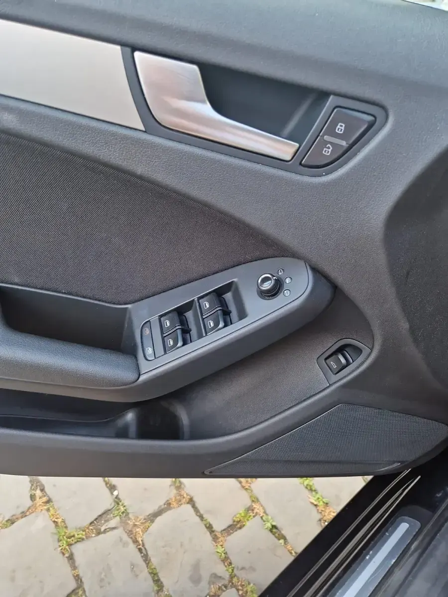 Gebraucht Audi A4 160 PS (117 kW) 2012 Schwarz Limousine
