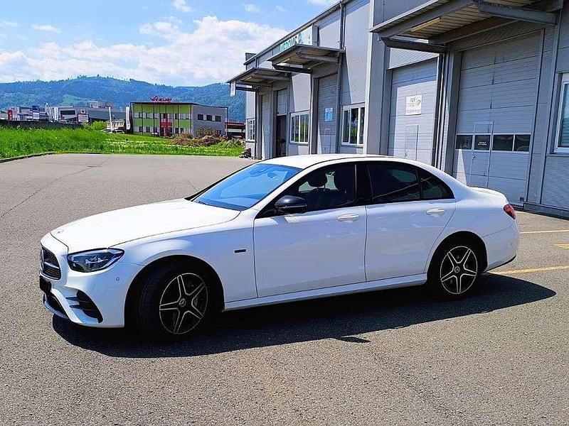 Weiß Gebraucht 2021 Mercedes E300 AMG line Limousine | 33.550 € (Fairer Preis) - Bild 1/4