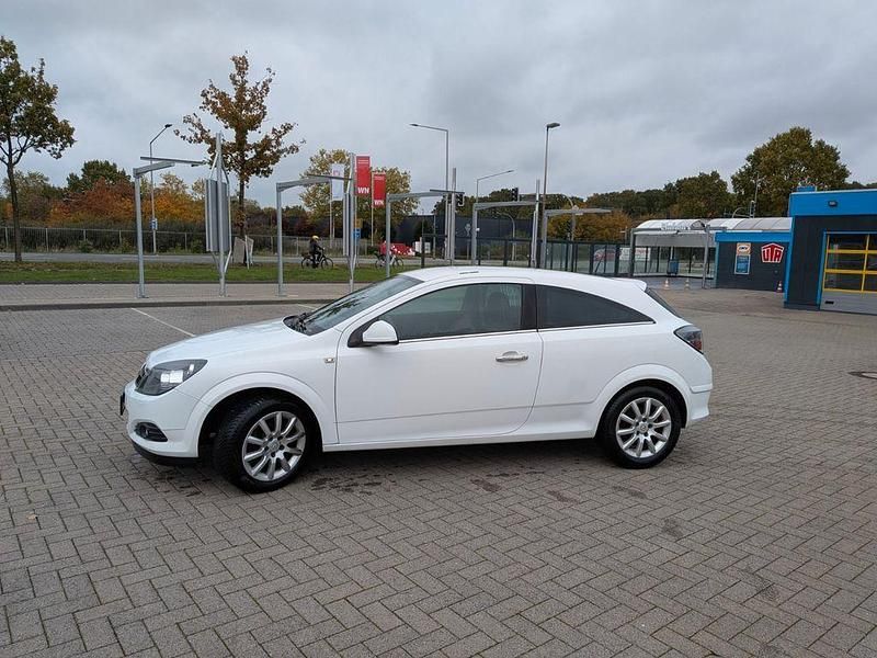 Weiß Gebraucht 2009 Opel Astra GTC Coupé | 3.600 € (Fairer Preis) - Bild 1/4