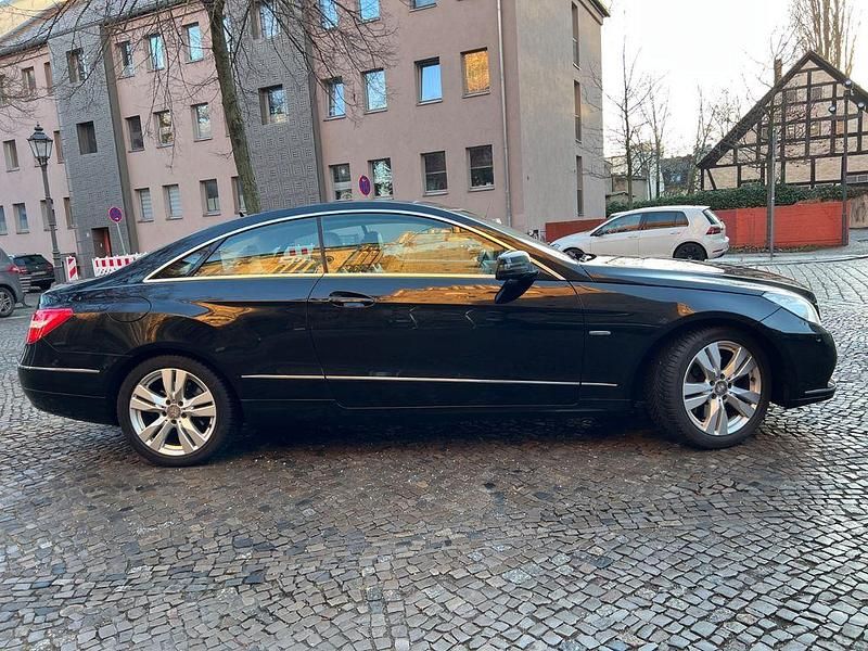 Gebraucht Mercedes E250 Elegance 204 PS (150 kW) 2011 Schwarz Coupé