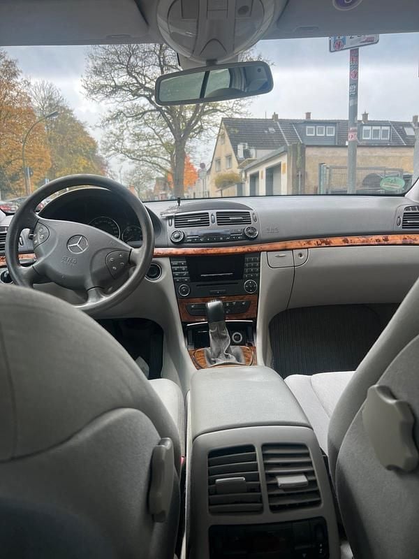 Gebraucht Mercedes E240 177 PS (130 kW) 2003 Silber Limousine