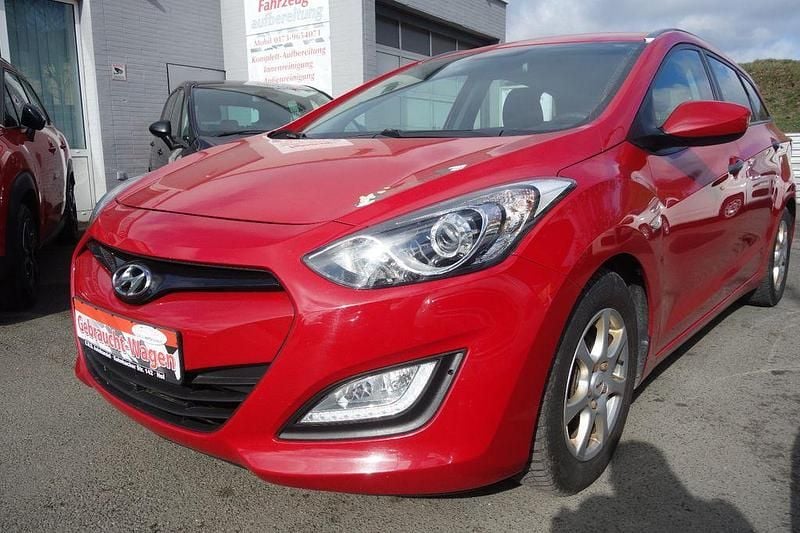 Gebraucht Hyundai i30 Classic 99 PS (72 kW) 2013 Rot Kombi