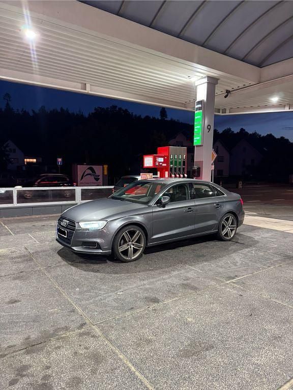 Grau Gebraucht 2018 Audi A3 Ambiente Limousine | 14.900 € (Superpreis) - Bild 1/4