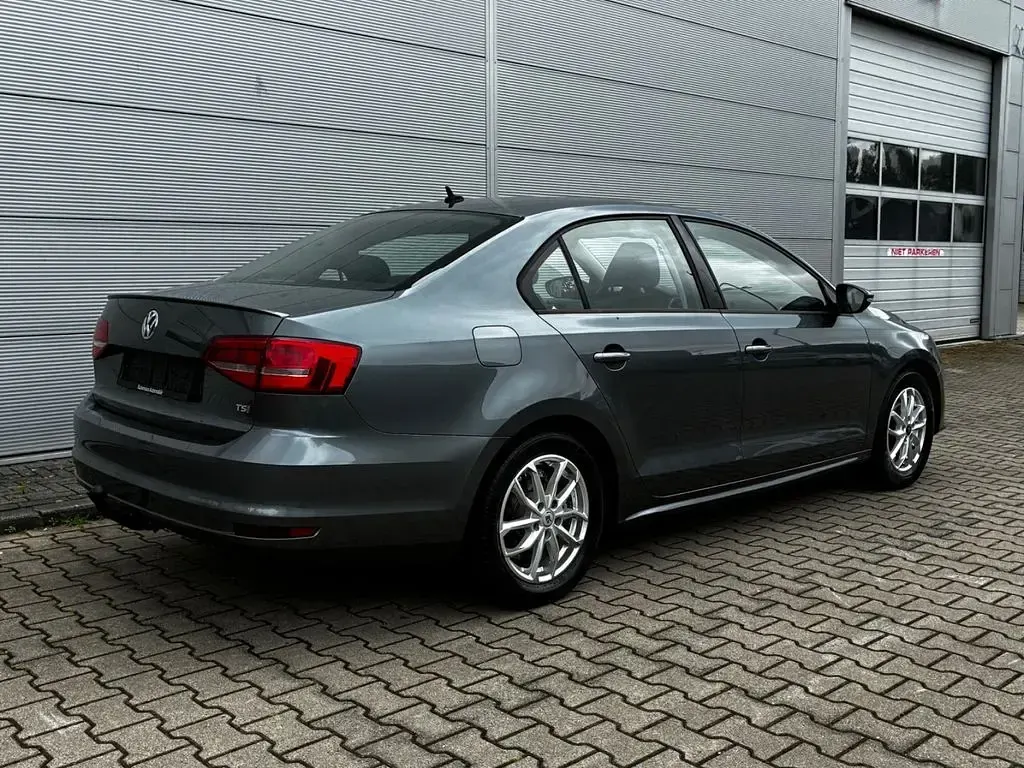 Gebraucht VW Jetta Trendline 105 PS (77 kW) 2015 Grau Limousine