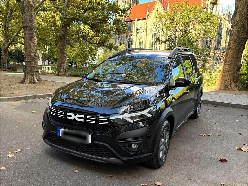 Schwarz Gebraucht 2023 Dacia Jogger Expression Kombi | 15.999 € (Guter Preis) - Bild 1/4