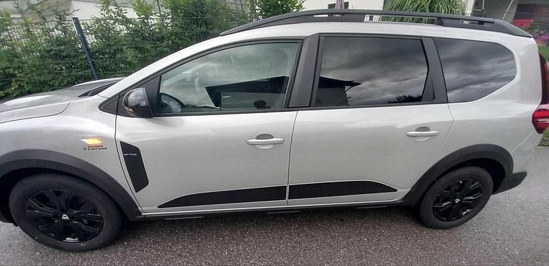 Grau Gebraucht 2022 Dacia Jogger Limousine | 19.990 € - Bild 1/4