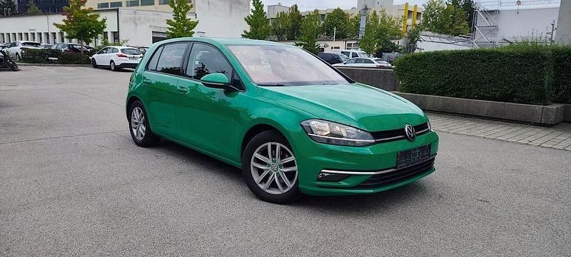Grün Gebraucht 2019 VW Golf VII Comfortline Limousine | 10.599 € (Guter Preis) - Bild 1/4