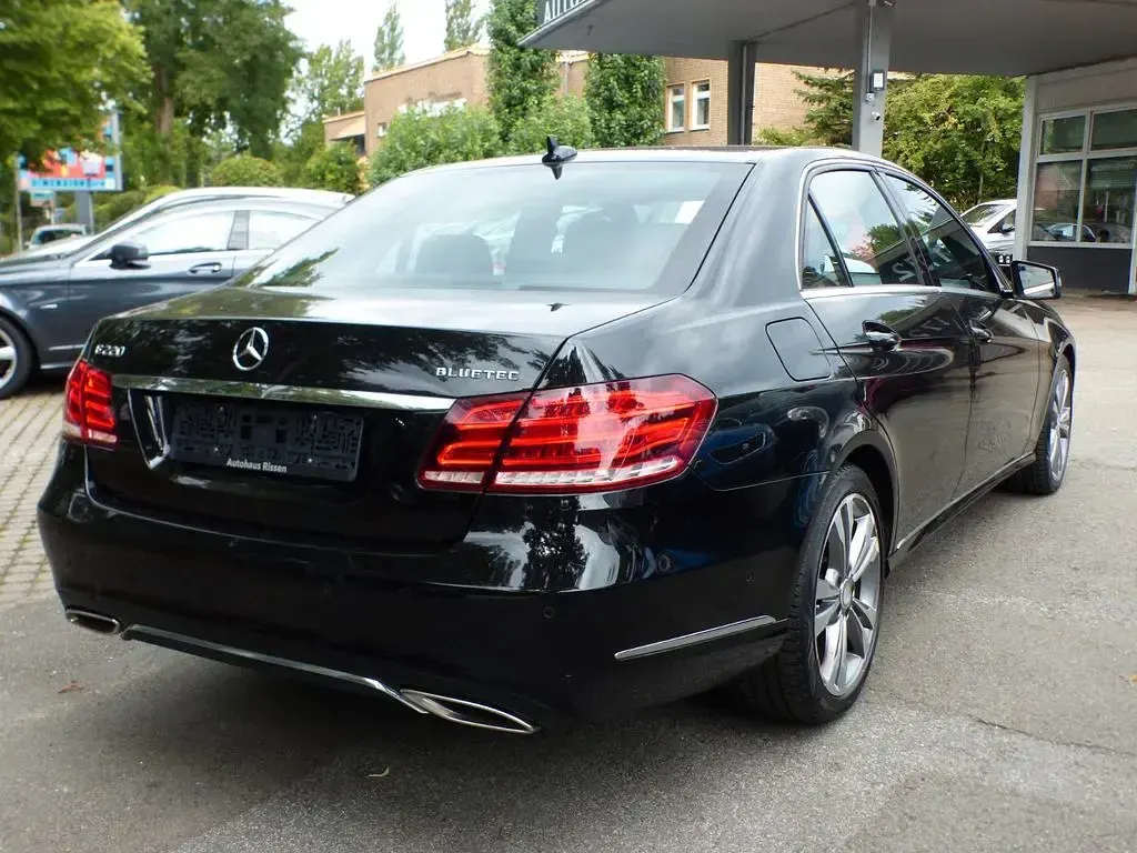 Gebraucht Mercedes E220 Avantgarde 170 PS (125 kW) 2015 Schwarz Limousine