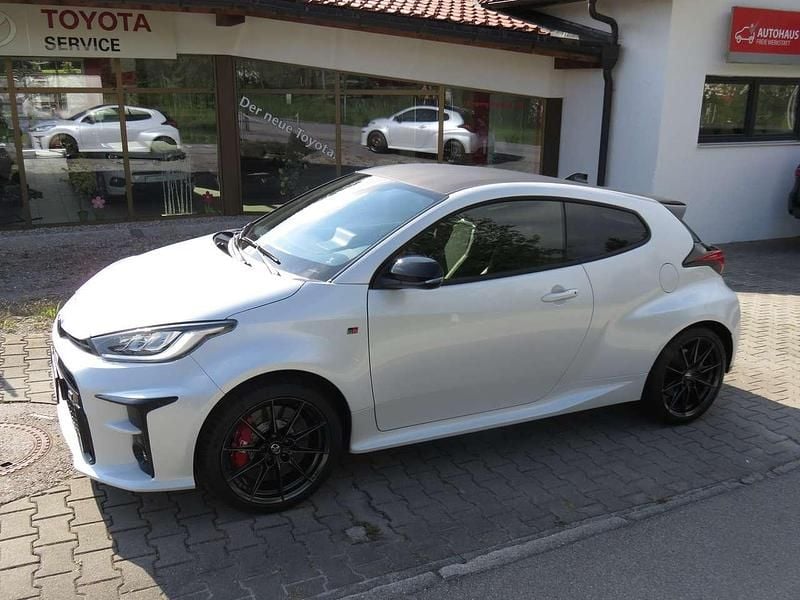 Platinumweiß perleffekt Gebraucht 2024 Toyota Yaris Kleinwagen | 44.490 € (Fairer Preis) - Bild 1/4