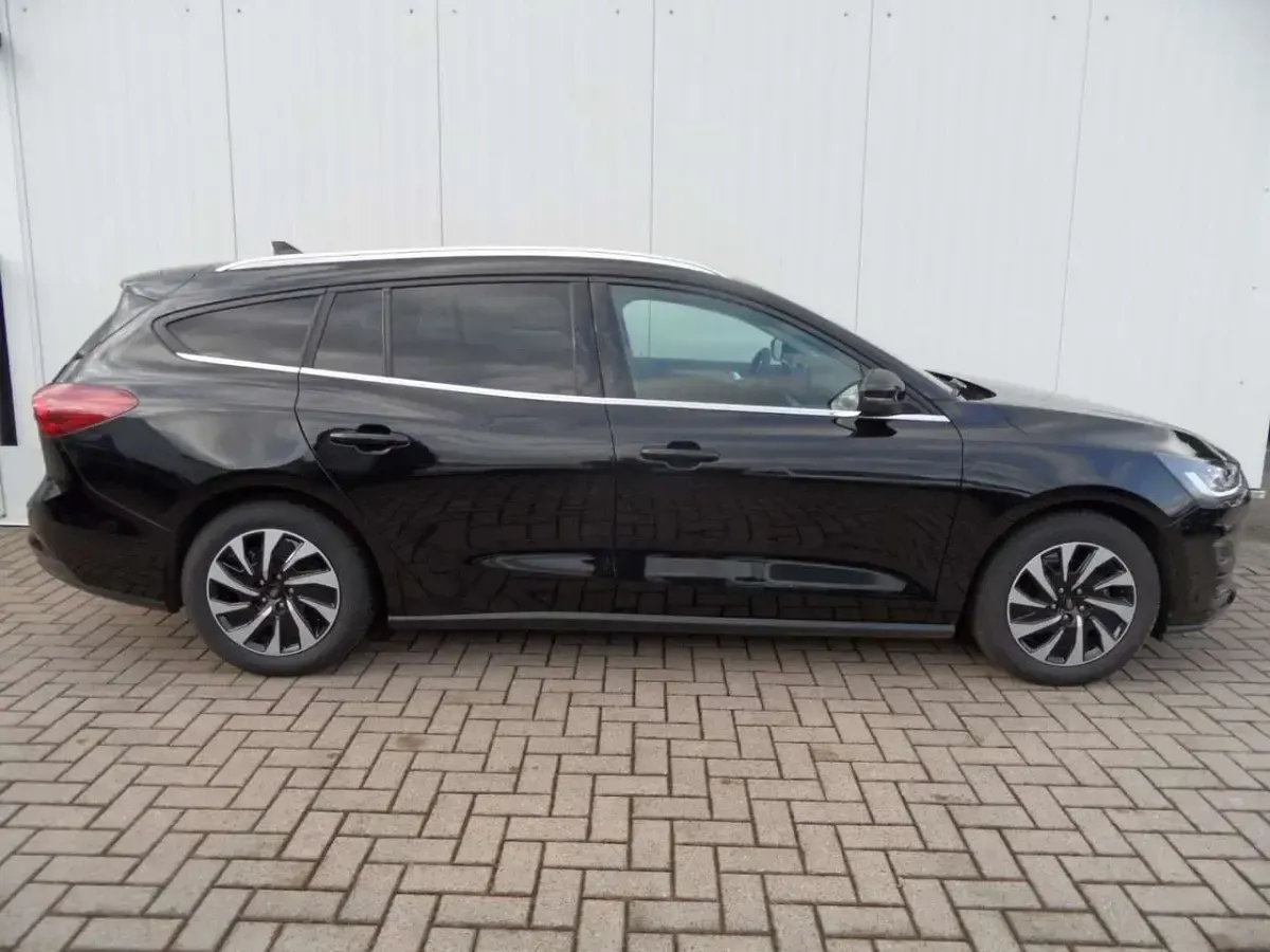 Używany Ford Focus Titanium 125 KM (91 kW) 2024 Czarny Kombi
