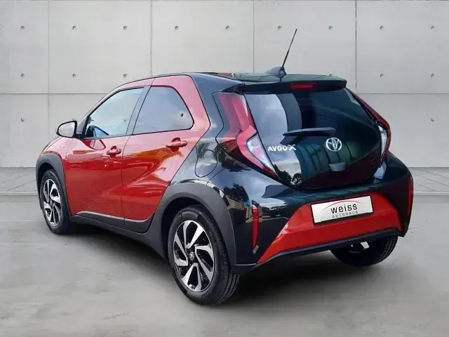 Neu Toyota Aygo X 72 PS (52 kW) 2025 Rot SUV