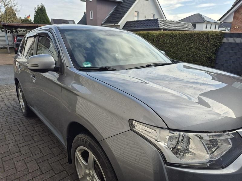 Grau Gebraucht 2015 Mitsubishi Outlander SUV | 9.250 € - Bild 1/4