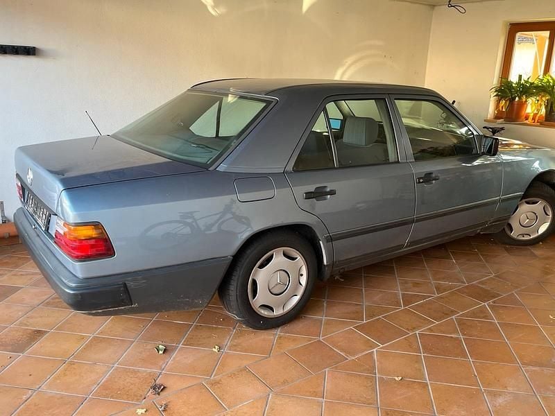 Gebraucht Mercedes E230 130 PS (95 kW) 1989 Blau Limousine