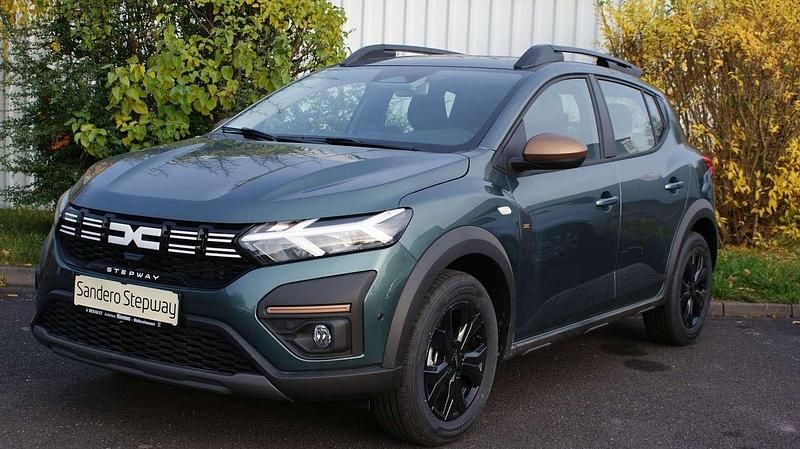 Zedergrün metallic Neu 2025 Dacia Sandero Extreme Kleinwagen | 21.950 € - Bild 1/4