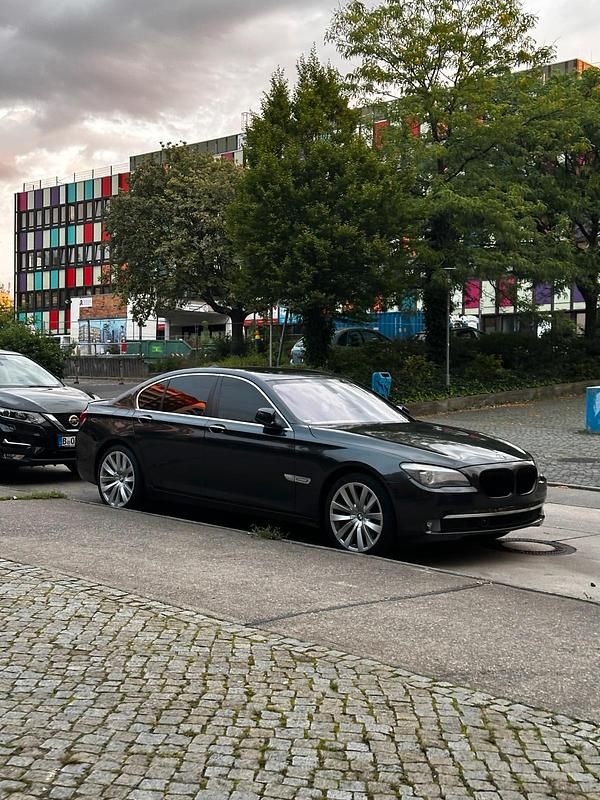 Grau Gebraucht 2009 BMW 730 Sport Line Limousine | 11.500 € (Guter Preis) - Bild 1/4