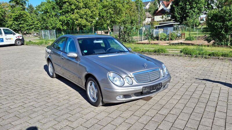 Silber Gebraucht 2003 Mercedes E200 Classic Limousine | 5.999 € (Fairer Preis) - Bild 1/4