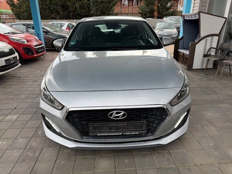 Grau Gebraucht 2019 Hyundai i30 Select Limousine | 7.850 € (Etwas zu teuer) - Bild 1/4