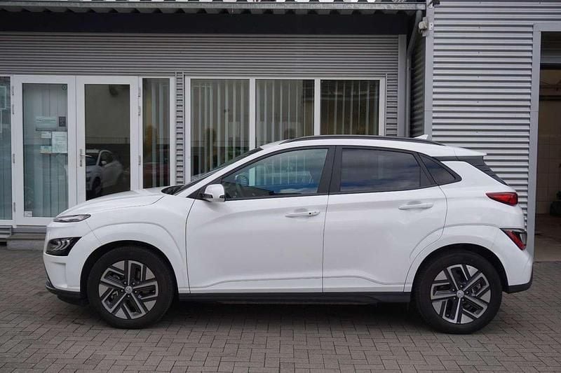 Gebraucht Hyundai Kona 100 kW (136 PS) 2023 Weiß SUV