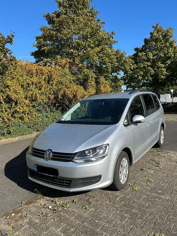 Silber Gebraucht 2011 VW Sharan Trendline Van / Kleinbus | 9.900 € (Fairer Preis) - Bild 1/4