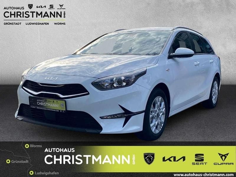 Weiß Neu 2025 Kia Ceed Sportswagon Comfort Kombi | 25.890 € (Etwas zu teuer) - Bild 1/4