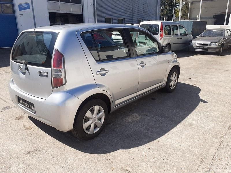 Gebraucht Daihatsu Sirion 69 PS (50 kW) 2009 Silber Kleinwagen