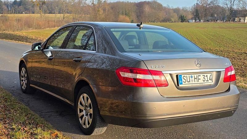 Gebraucht Mercedes E220 170 PS (125 kW) 2012 Silber Limousine