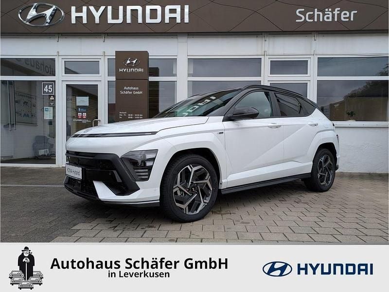 Atlas white / abyss black Neu 2025 Hyundai Kona N Line SUV | 34.798 € (Etwas zu teuer) - Bild 1/4