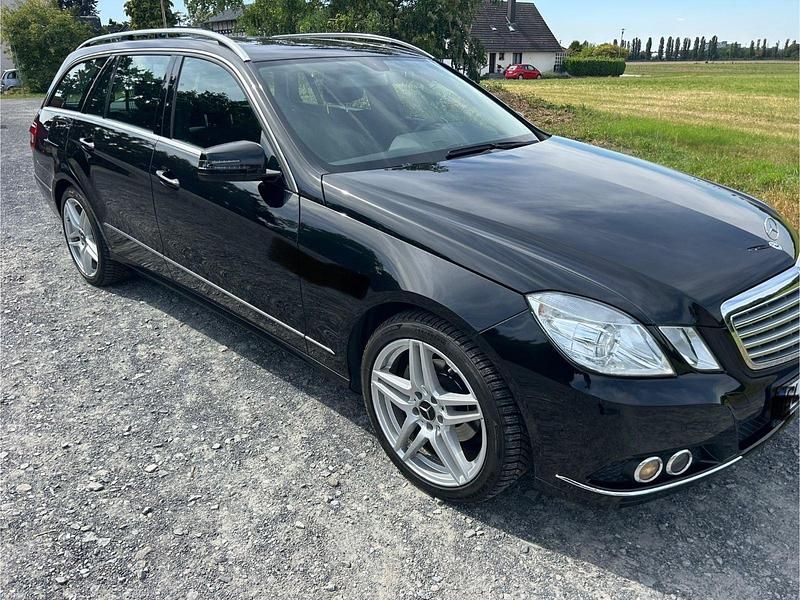 Schwarz Gebraucht 2011 Mercedes E200 Elegance Kombi | 7.900 € (Guter Preis) - Bild 1/4