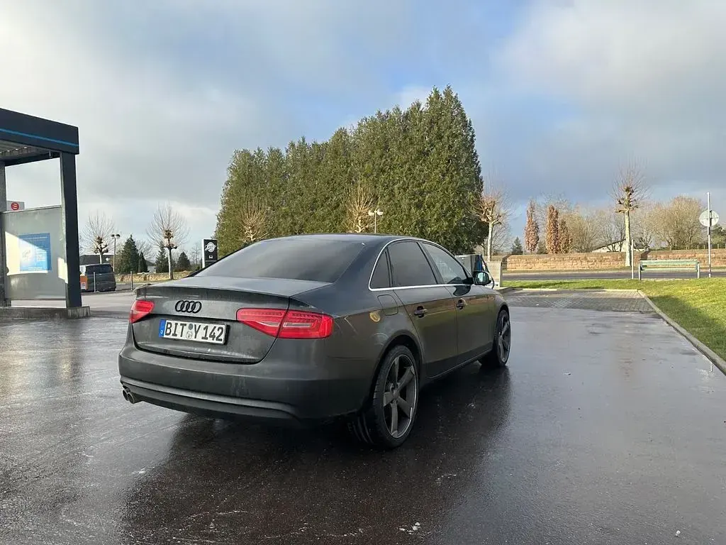Używany Audi A4 170 KM (125 kW) 2012 Szary Sedan/Limuzyna