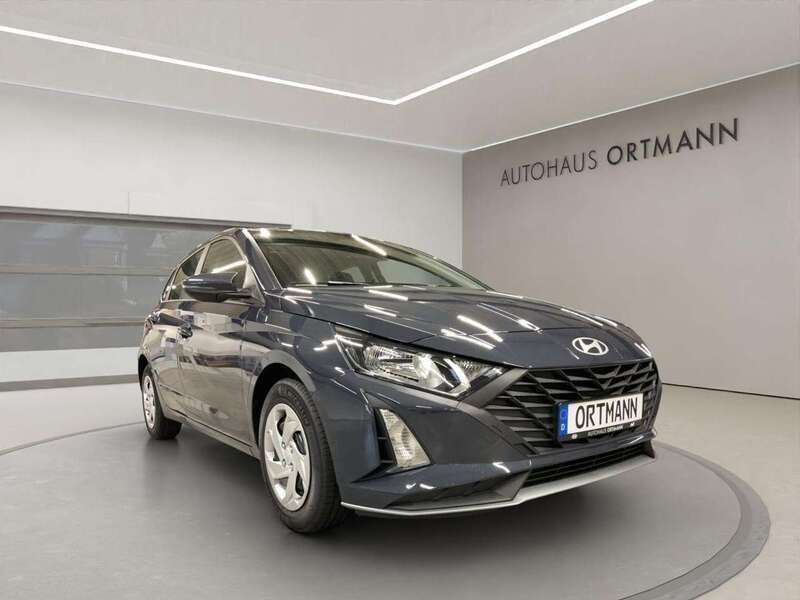 Phantom black / met Neu 2024 Hyundai i20 Select Limousine | 20.390 € (Fairer Preis) - Bild 1/4