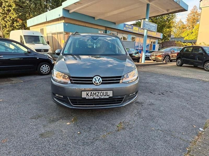 Grau Gebraucht 2019 VW Sharan Comfortline Van / Kleinbus | 17.999 € - Bild 1/4