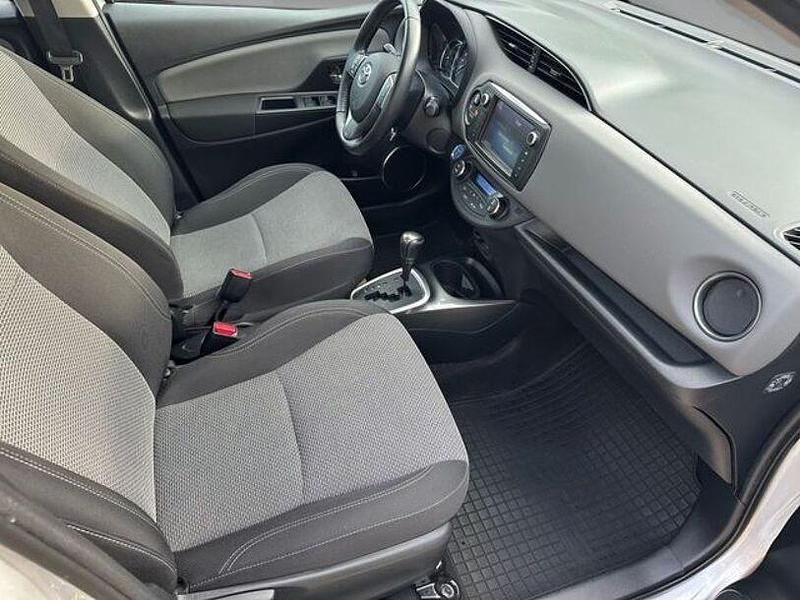 Gebraucht Toyota Yaris Hybrid 101 PS (74 kW) 2016 Silber Kleinwagen