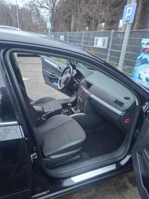 Gebraucht Opel Astra Sport 105 PS (77 kW) 2006 Schwarz Limousine