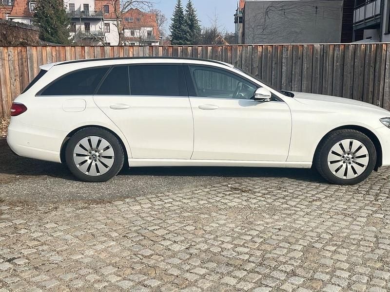 Gebraucht Mercedes E220 194 PS (142 kW) 2018 Weiß Limousine