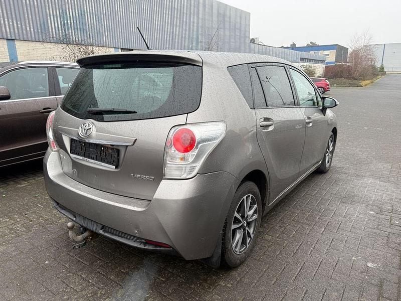 Gebraucht Toyota Verso Executive 111 PS (81 kW) 2015 Silber Van / Kleinbus