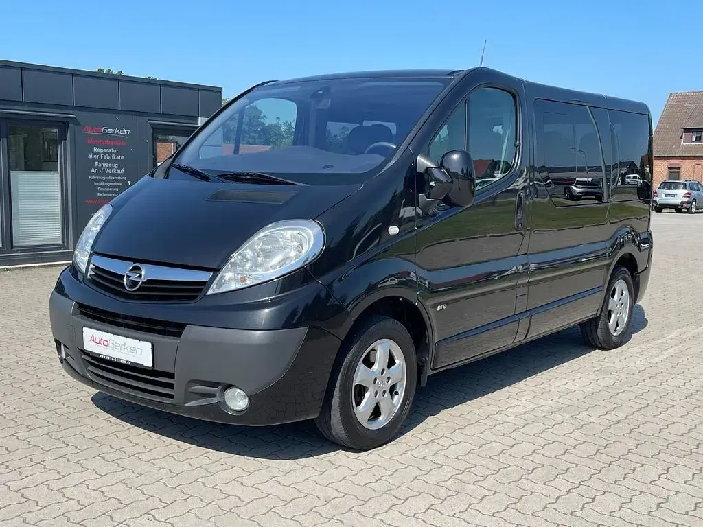 Gebraucht Opel Vivaro Cosmo 114 PS (83 kW) 2012 Mitternacht schwarz (mi2) Van / Kleinbus
