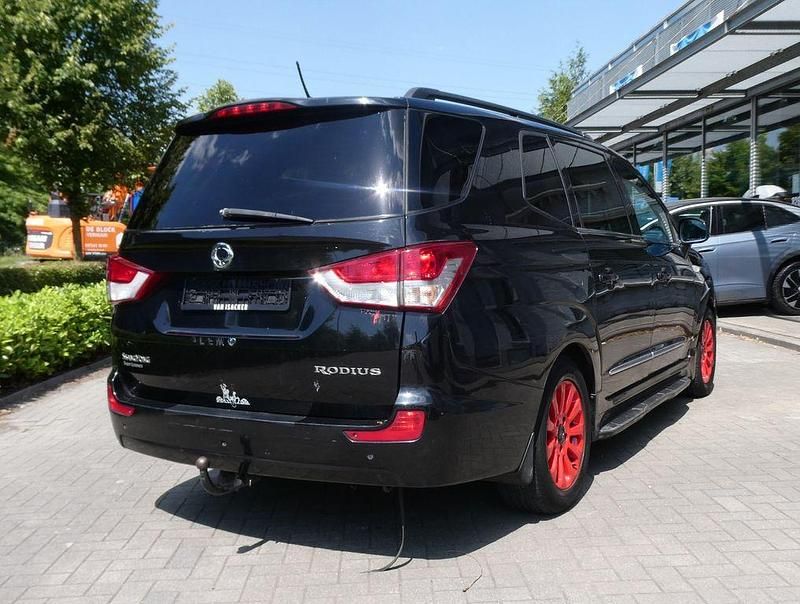 Gebraucht Ssangyong (KGM) Rodius 155 PS (114 kW) 2015 Schwarz Van / Kleinbus