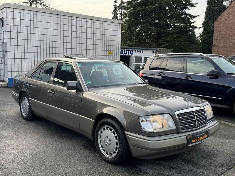 Gebraucht Mercedes E220 150 PS (110 kW) 1994 Braun Limousine