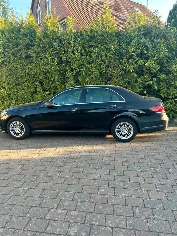 Schwarz Gebraucht 2013 Mercedes E200 Limousine | 11.000 € - Bild 1/4