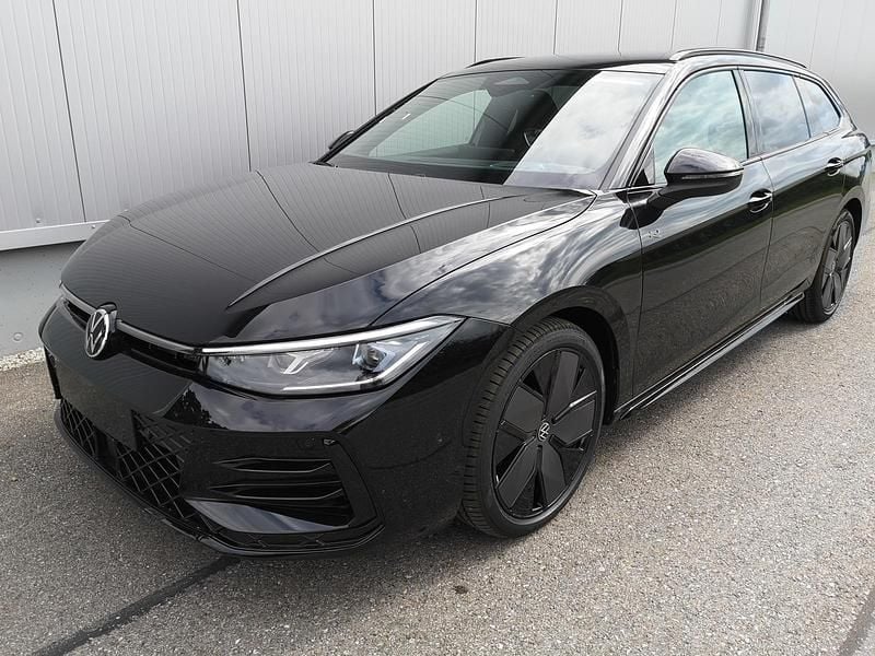 Grenadilschwarz metallic Neu 2025 VW Passat R-line Kombi | 48.575 € (Fairer Preis) - Bild 1/4