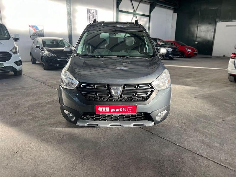 Grau Gebraucht 2017 Dacia Dokker Celebration Van / Kleinbus | 10.300 € (Fairer Preis) - Bild 1/4