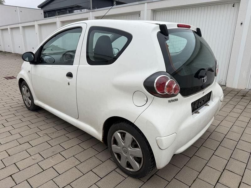 Gebraucht Toyota Aygo Basis 68 PS (50 kW) 2011 Weiß Kleinwagen