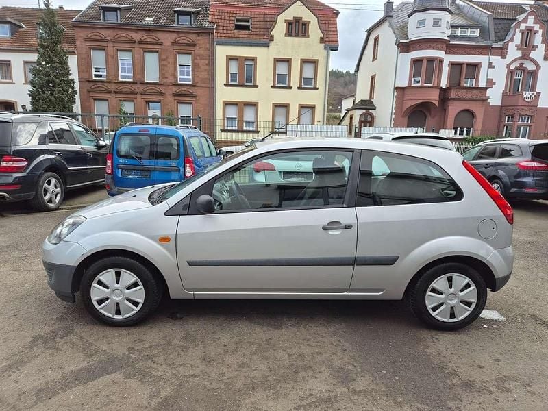 Gebraucht Ford Fiesta Basis 69 PS (50 kW) 2007 Polarsilber metallic Kleinwagen
