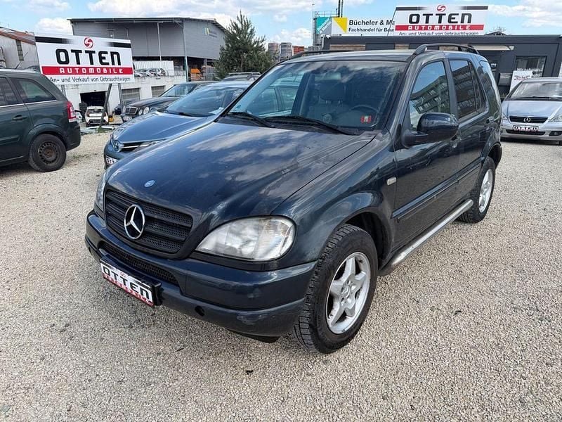 Second-hand Mercedes ML320 218 CP (160 kW) 2000 Negru SUV