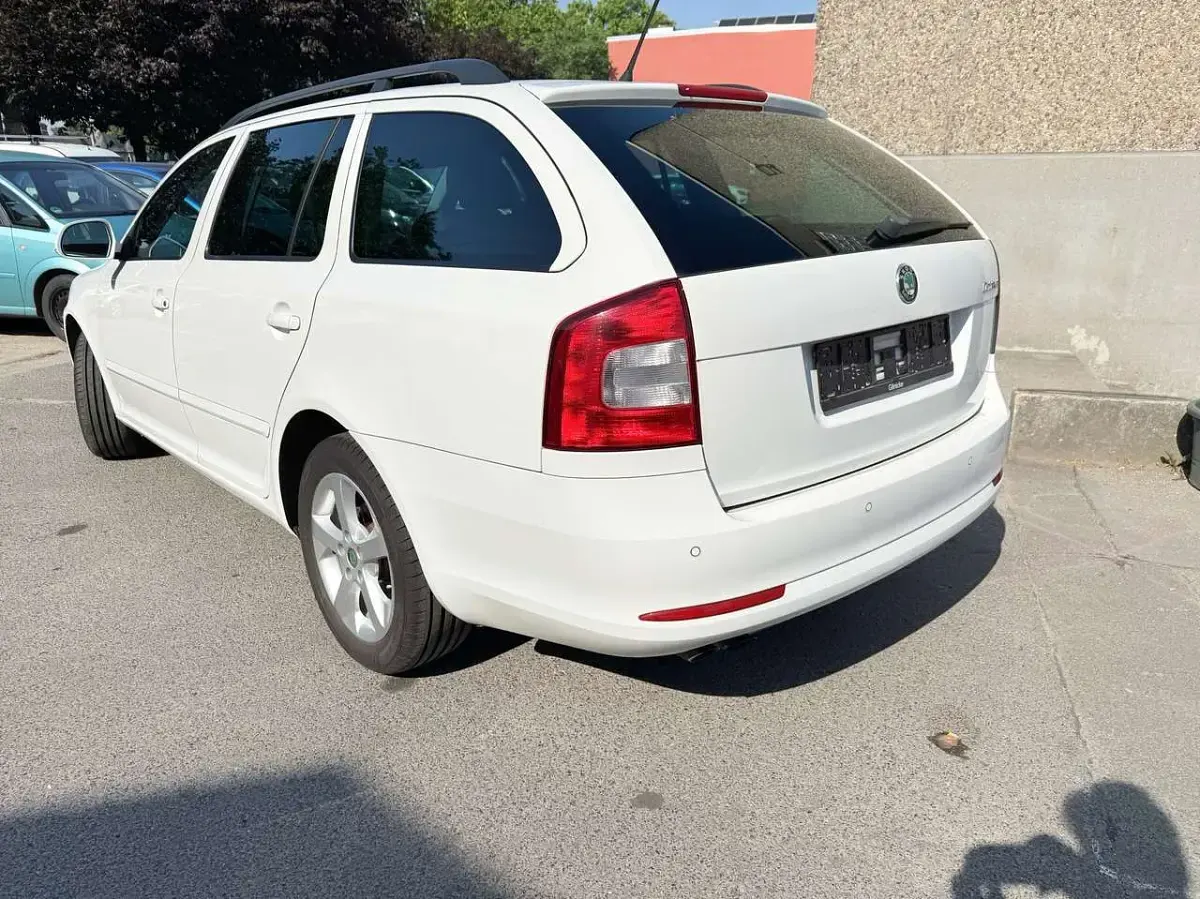 Gebraucht Skoda Octavia Elegance 160 PS (117 kW) 2013 Candyweiss Kombi