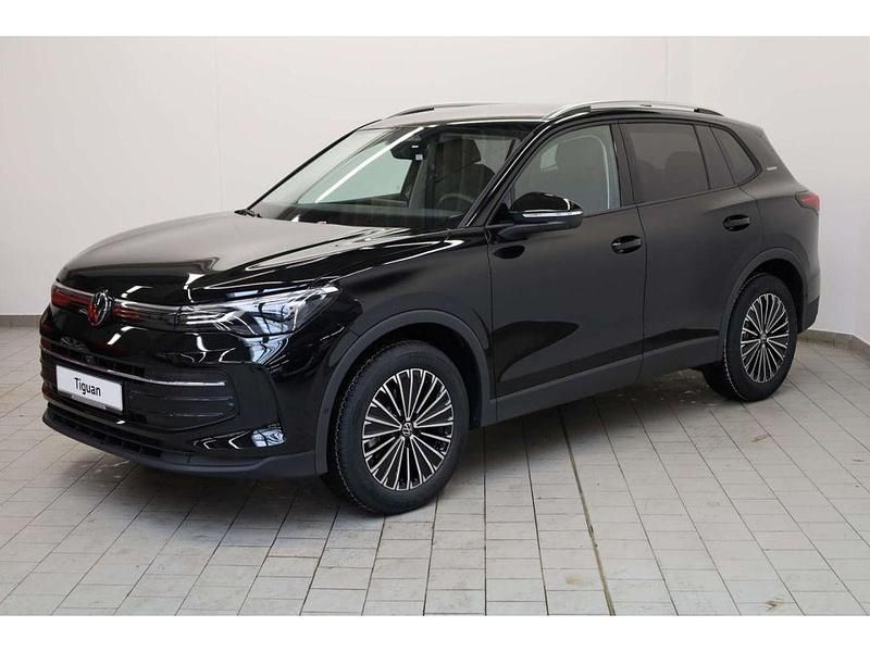 Neu VW Tiguan 150 PS (110 kW) 2025 Grenadillschwarz metallic SUV