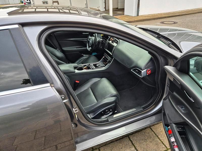 Gebraucht Jaguar XE Prestige 179 PS (131 kW) 2016 Grau Limousine